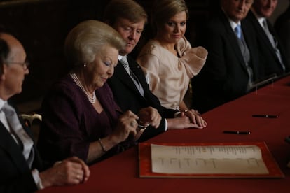Momento en que la Reina Beatriz de Holanda firma el acta de abdicación.