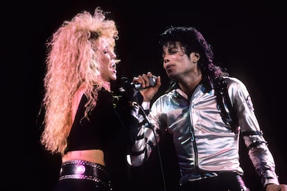 Sheryl Crow y Michael Jackson cantan juntos durante la gira de 'Bad', en 1988.