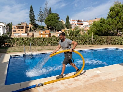 Un operario de una empresa de camiones cisterna rellena la piscina de una urbanización de la localidad de Rincón de la Victoria (Málaga).
Foto: Garcia-Santos