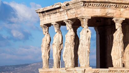 Templo de Atenea cerca del Partenón en la Acrópolis, en Atenas, Grecia.