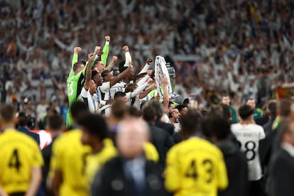 El Real Madrid celebra su 15ª Copa de Europa en Wembley.
