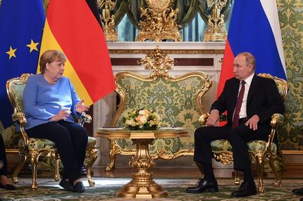 Angela Merkel und Russland: S6 Hassnachricht aus Moskau Russian President Vladimir Putin (R) speaks with German Chancellor Angela Merkel during their meeting at the Kremlin in Moscow, August 20, 2021. - The trip will be the 20th and last visit to Russia for Angela Merkel as German Chancellor, who bows out of politics following an election in Germany on September 26, 2021