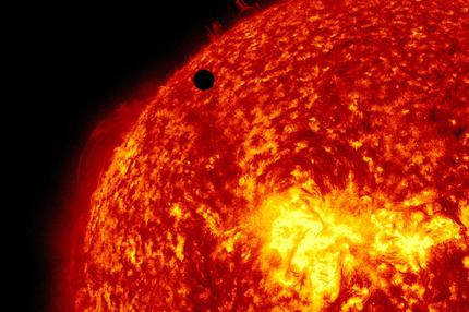 Kernfusion: IN SPACE - JUNE 5:  In this handout image provided by NASA, the SDO satellite captures a ultra-high definition image of the Transit of Venus across the face of the sun at on June 5, 2012 from space. The last transit was in 2004 and the next pair of events will not happen again until the year 2117 and 2125.