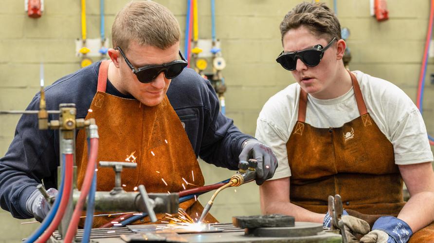 Fachkräftemangel: DEU , DEUTSCHLAND : Ein Auszubildender / Lehrling im Beruf Metallbauer wird von seinem Meister / Lehrherr in einem Ausbildungszentrum in Siegburg im Schweissen unterrichtet , 05.12.2022 DEU , GERMANY : An apprentice in the profession metal worker and his teacher in a training centre in Siegburg during a welding lesson , 05.12.2022 *** DEU , GERMANY An apprentice in the profession metal worker and his teacher in a training center in Siegburg during a welding lesson , 05 12 2022