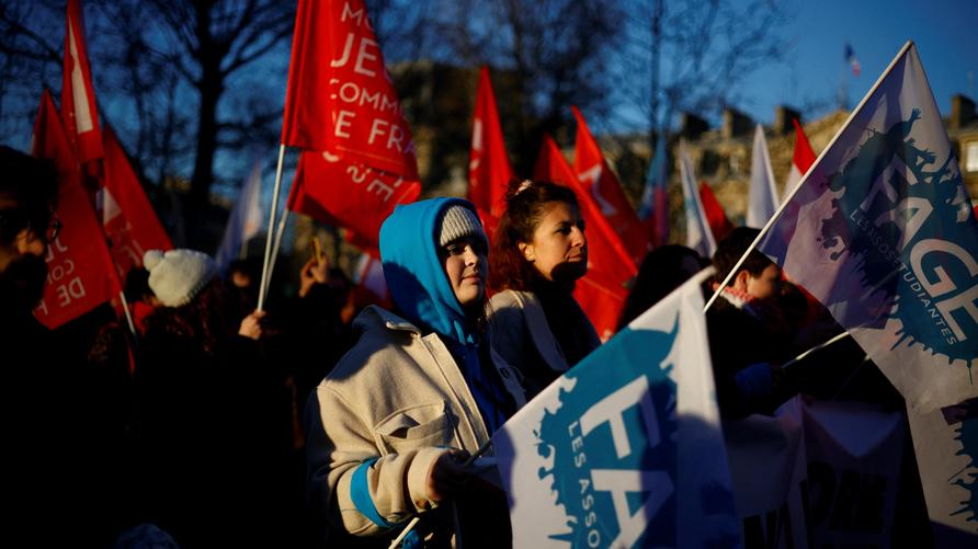 Proteste in Frankreich: Students attend a demonstration against French government's pension reform plan in Paris as part of the third day of national strike and protests in France, February 7, 2023.  REUTERS/Sarah Meyssonnier