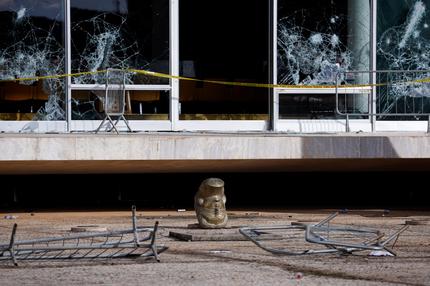 Brasilien und USA: A Lady Justice statue's head is seen on the floor following Brazil's anti-democratic riots, at the Supreme Court building in Brasilia, Brazil, January 10, 2023.