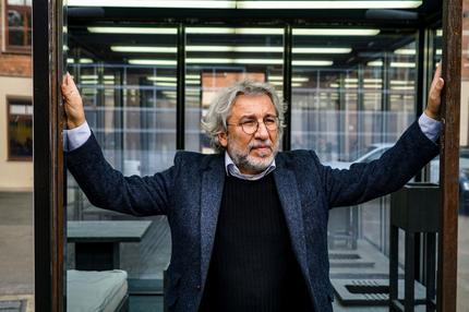 Verfolgung von Journalisten: Can Dündar, bei der Eröffnung einer Ausstellung zum Thema politischer Gefangenschaft der Koerber Stifftung am 27.10.2022 in Hamburg.