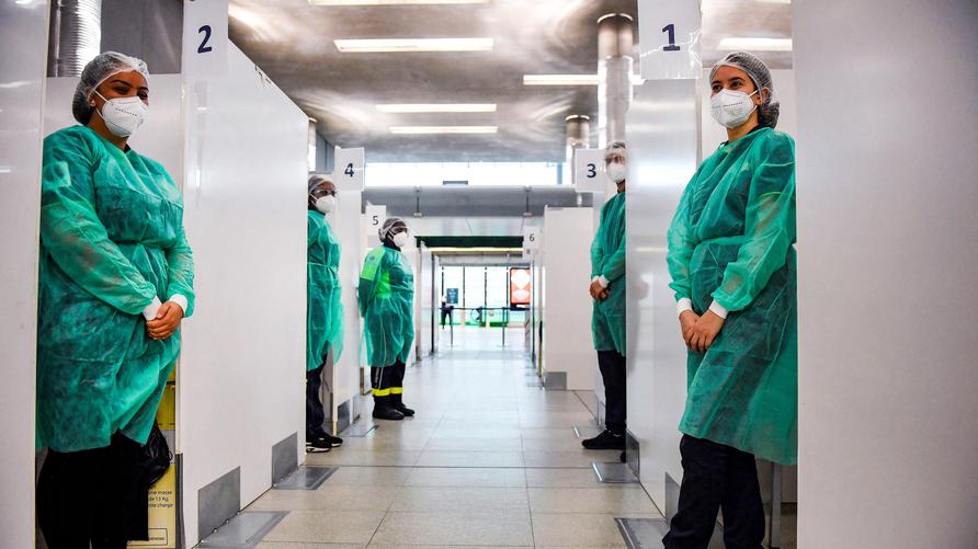 Corona-Varianten: Medical staff of the COVID-19 testing centre of the Paris-Charles-de-Gaulle airport wait for travellers from China in Roissy, outside Paris, on January 1, 2023, as France reinforces health measures at the borders for passengers arriving from China.