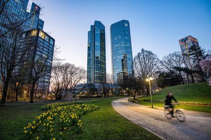 Nachhaltigkeit bei der Deutschen Bank: Die Doppeltürme der Zentrale der Deutschen Bank in Frankfurt am Main