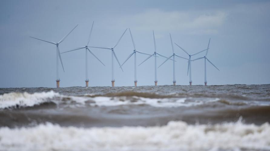 Energieversorgung von Unternehmen: WALLASEY, ENGLAND - NOVEMBER 19: Wind turbines of Burbo Bank Offshore Wind Farm in the Irish Sea on November 19, 2020 in Wallasey, England. The UK Government released details of its ten point plan for a Green Industrial Revolution hoping to create 250,000 jobs. It includes stepping up offshore wind production to power every home, working with the Hydrogen industry to generate 5GW of low carbon hydrogen by 2030, advancing nuclear energy and backing the manufacturing of and accelerating the transition to electric vehicles.