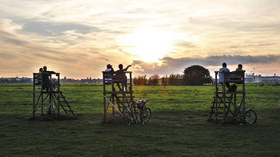 Wahl in Berlin: Tempelhofer Feld Berlin, 13.09.2022 - Auf Hochsitzen geniessen Besucher am Tempelhofer Feld den Sonnenuntergang.