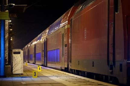 Attentat von Brokstedt: Forensic police markings are seen on the platform of the train station in Brokstedt, northern Germany, on January 25, 2023, after two people were killed and several others wounded in a knife attack on a regional train between the cities of Hamburg and Kiel. - Police announced that the alleged assailant had been captured. The suspect was taken into custody at the railway station in the town of Brokstedt. It was not immediately clear how many people had been injured or how serious their condition was. Media reports cited around five wounded.