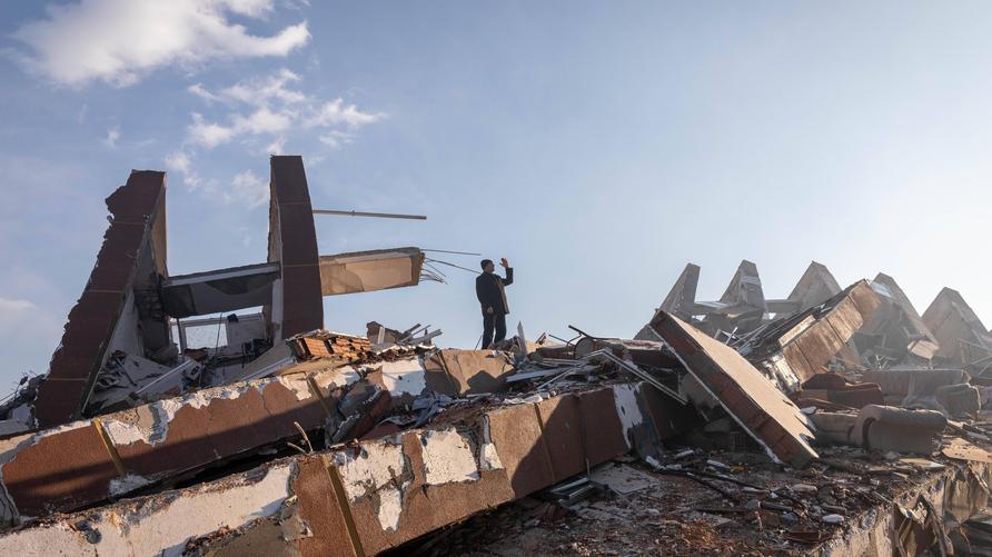 Türkei: February 7, 2023: Citizens and earthquake victim rescue efforts after the earthquake in Hatay Antakya, Turkey on February 7, 2022. Search and rescue efforts continue in the wreckage of the destroyed buildings in Hatay, one day after the 7.7 and 7.6 magnitude earthquake, the epicenter of which is in the PazarcÄÂ±k and Elbistan districts of KahramanmaraAÅ¸, affecting 10 provinces.