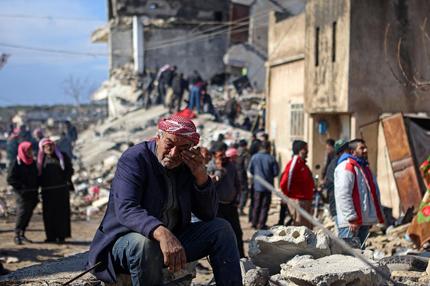 Türkisch-syrische Grenzregion: A Syrian man cries as he sits on the rubble of a collapsed building in the rebel-held town of Jindayris on February 7, 2023, following a deadly quake.