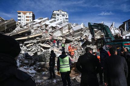 Erdbeben: Rescuers carry out search operations through the rubble of collapsed buildings in Kahramanmaras, on February 7, 2023, a day after a 7,8-magnitude earthquake struck southeast Turkey.