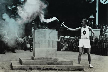 Olympische Spiele: Olympia 1936: Ankunft des Fackelläufers im Lustgarten in Berlin