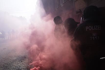 Polizei: LEIPZIG, GERMANY - JUNE 03: Riot police advance through smoke bombs thrown by Leftist demonstrators during "Day X" protests on June 3, 2023 in Leipzig, Germany. Protesters took to the streets in Leipzig despite a ban by authorities on their planned gathering to demand freedom for Lina E., who a Dresden court sentenced to five years and three months in prison for organizing and carrying out brutal assaults against neo-Nazis in Saxony and Thuringia between 2018 and 2020. The court handed down lesser sentences to three men associated with Lina E. (Photo by Sean Gallup/Getty Images)