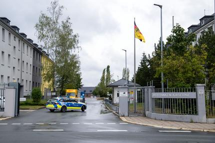 Terrorverdacht: Ein Polizeiauto fährt auf dem Gelände der Oberfranken-Kaserne. Ermittler in Bayern haben einen 27 Jahre alten Syrer wegen Anschlagsplänen auf Bundeswehrsoldaten in Oberfranken festgenommen. Man gehe davon aus, dass der Mann mit zwei Macheten möglichst viele Soldaten in der Innenstadt von Hof habe töten wollen, teilte die Generalstaatsanwaltschaft München mit.