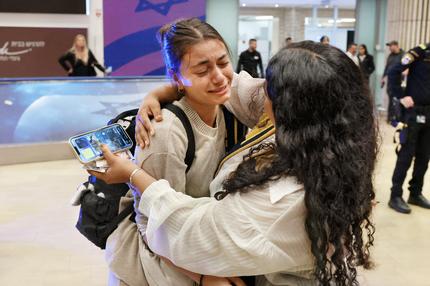 Ausschreitungen in Amsterdam: Am Samstag am Flughafen von Tel Aviv: Familien empfangen heimkehrende Fans