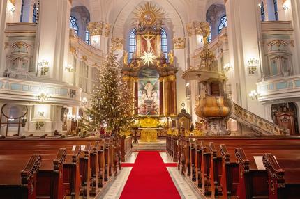 Weihnachtszeit: Das »Weihnachtsoratorium« 1734 komponiert von Johann Sebastian Bach, besteht das »WO«, wie Musiker es nennen, aus sechs separaten Kantaten  (aus dem lateinischen »cantare« für singen). Jede ist in sich abgeschlossen, es gibt große Chorstücke, schlichtere Choräle, virtuose Arien und Rezitative (Sprechgesänge), in denen ein Tenor die biblische Geschichte von Christi Geburt erzählt – und zwar genau so, wie sie in der Lutherbibel steht.  Alle Kantaten zusammen bilden das »Weihnachtsoratorium«, die gesamte Spieldauer beträgt rund zweieinhalb Stunden. In Hamburg wird das »WO« nirgends so häufig aufgeführt wie in der Hauptkirche St. Michaelis, zu sehen auf dem Foto