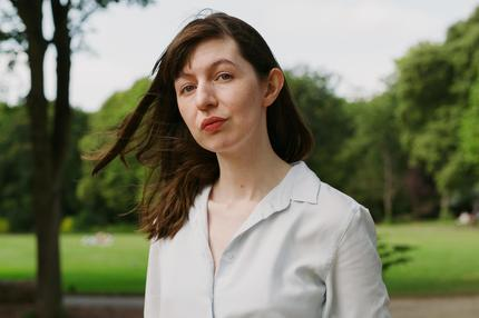 "Intermezzo" von Sally Rooney: Sally Rooney hat vier Romane geschrieben, von denen bereits zwei als TV-Serien verfilmt wurden. Sie ist der angehimmelte Star einer ihr treu ergebenen Fangemeinde.