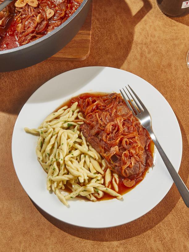 Gedünsteter Zwiebelrostbraten mit Kräuterspätzle: Gedünsteter Zwiebelrostbraten mit Kräuterspätzle