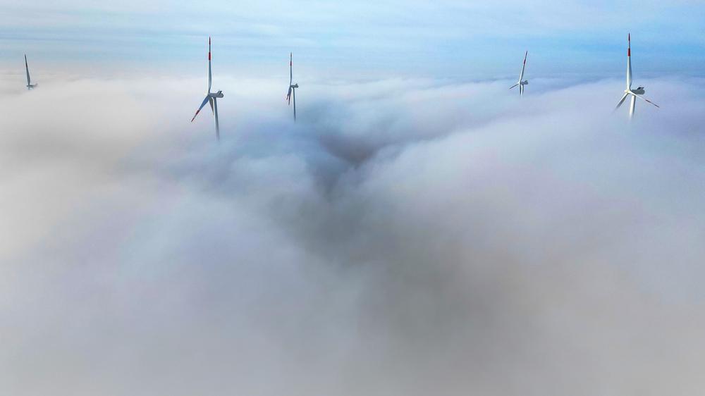 Batterien für die Energiewende: An manchen Tagen erzeugen Windparks so gut wie keinen Strom. In Zukunft könnten Batteriegroßspeicher einspringen, um Flauten zu überbrücken.