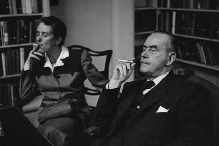 Frauenbild bei Thomas Mann: Thomas Mann mit seiner Tochter Erika 1950 in New York ++++++++++<br /> USA. New York. 1950. German writer Thomas MANN with his daughter Erika MANN, also a writer and actress.