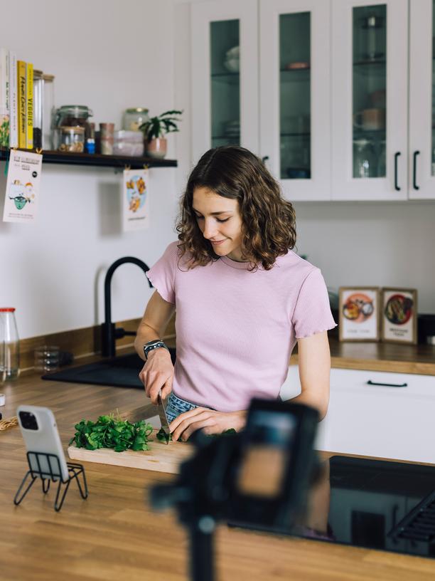 Fitgreenmind: Influencerin am Arbeitsplatz: Maya Leinenbach in ihrer neuen Küche in Stuttgart