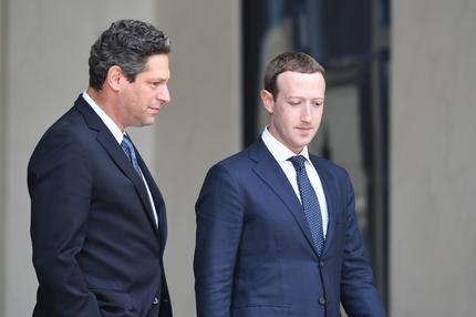 Meta: Facebook-CEO Mark Zuckerberg (r.) und Joel Kaplan (r.) verlassen am 23. Mai 2018 nach einem Treffen mit dem französischen Präsidenten den Elysee-Präsidentenpalast in Paris.