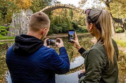 Facebook und Instagram: Besucher fotografieren die Rakotzbrücke im Rhododendronpark in Kromlau.