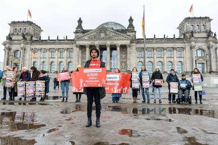 Petitionsplattform: 2020 Bilder des Jahres, News 02 Februar News Themen der Woche KW08 News Bilder des Tages Berlin, 19.02.2020 Aktivisten der internet-Petitionsplattform Change.org protestieren vor dem Bundestag f¸r den Erhalt der Gemeinn¸tzigkeit-Status und entsprechend Steuerbeg¸nstigung f¸r ihre Spende. Foto: Florian Boillot FlorianxBoillot *** Berlin, 19 02 2020 Activists of the internet petition platform Change org protest in front of the Bundestag for the preservation of the non-profit status and corresponding tax relief for their donation Photo Florian Boillot FlorianxBoillot