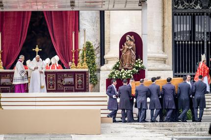 Trauerfeier für Benedikt XVI.: VATICAN CITY, VATICAN - JANUARY 05: Pope Francis attends the funeral mass for Pope Emeritus Benedict XVI as pallbearers carry the coffin at the end of the funeral mass at St. Peter's square on January 5, 2023 in Vatican City, Vatican. Joseph Aloisius Ratzinger was born in Marktl, Bavaria, Germany in 1927. He became Pope Benedict XVI, serving as head of the Catholic Church and the sovereign of the Vatican City State from 19 April 2005 until his resignation, due to ill health, on 28 February 2013. He succeeded Pope John Paul II and was succeeded by the current Pope Francis. He died on 31 December 2022 aged 95 at the Mater Ecclesiae Monastery in Vatican City. (Photo by Antonio Masiello/Getty Images)