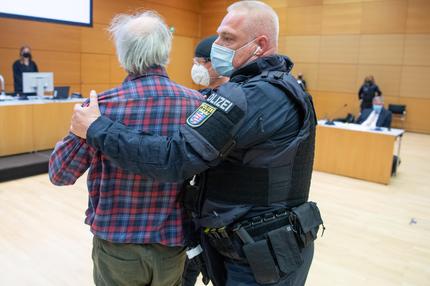 Rassismus: Der Angeklagte wird von einem Polizisten in den Verhandlungssaal geführt. Der Mann ist der Vater des Attentäters von Hanau, der 2019 neun Menschen mit Migrationshintergrund aus rechstextremistischen Motiven ermordet hatte, bevor er vermutlich seine Mutter und schließlich sich selbst tötete. Der Mann muss sich jetzt wegen Beleidigung in mehreren Fällen verantworten.

- Weniger lesen
Service
+++ dpa-Bildfunk +++

Aufnahmedatum
06.10.2021

Bildnachweis
picture alliance/dpa | Boris Roessler