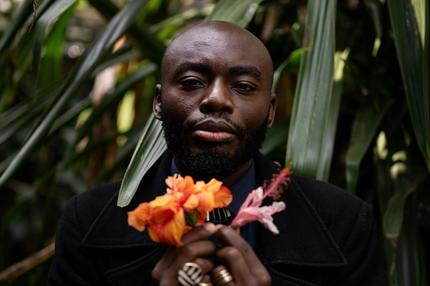 Gewalt an Frauen in Kenia: Nairobi, Kenia. Portrait von Eric Onyango Otieno im Garten eines Coffeeshops in Nairobi.