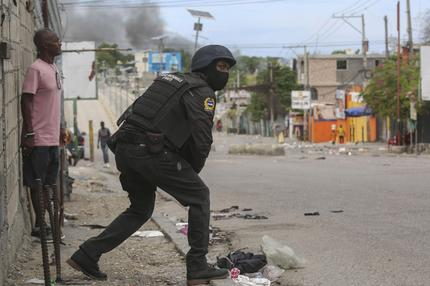 Port-au-Prince: Ein Polizist ist während eines Schusswechsels zwischen Banden und der Polizei im Einsatz.