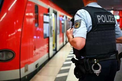 Kriminalität: Mediennummer
500459297

Beschreibung
Ein Bundespolizist steht am Hauptbahnhof München an einer S-Bahn. Auch dort gilt das temporär verschärfte Waffenverbot in der Vorweihnachtszeit. (zu dpa: «Erste Bilanz für 2024: Mehr Körperverletzungen in Bahnhöfen»)

Service
+++ dpa-Bildfunk +++

Aufnahmedatum
03.07.2024

Bildnachweis
picture alliance/dpa | Sven Hoppe

Besondere Hinweise
-

Release
Model release nicht verfügbar

Verwendung
Zur redaktionellen Verwendung. Nicht-redaktionelle Verwendung nach Absprache.

Mindesthonorar
-