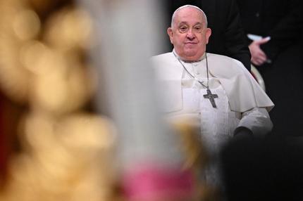 Vatikan: Pope Francis celebrates the Holy mass of the Epiphany in St Peter's Basilica at the Vatican on January 6, 2025. (Photo by Andreas SOLARO / AFP) (Photo by ANDREAS SOLARO/AFP via Getty Images)