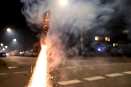 Silvester in Berlin: Feuerwerksrakete beim Start in den Nachthimmel. *** 01 01 2020, Berlin, Germany,