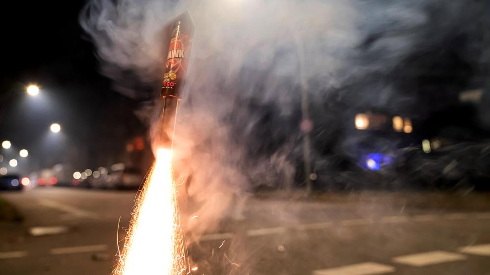 Silvester in Berlin: Ein Influencer ist festgenommen worden, nachdem er eine Rakete in eine Wohnung geschossen hat.