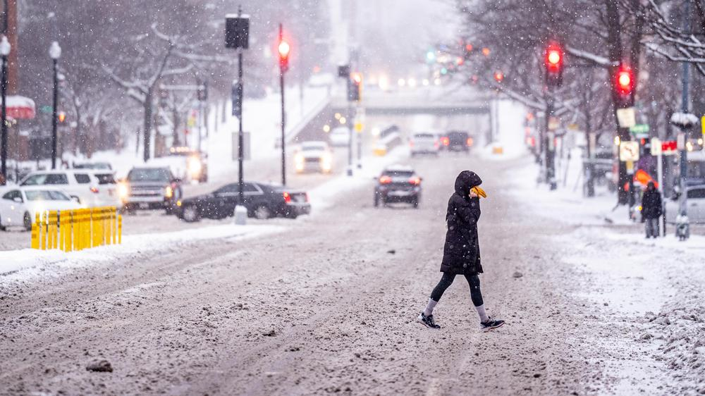 Wintereinbruch: Winterliche Straßenbedingungen in der US-Hauptstadt Washington, D. C.: In etlichen US-Bundesstaaten wurde wegen des Wintereinbruchs der Notstand ausgerufen.