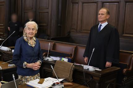 Landgericht Hamburg: Ursula Haverbeck wartet im Gerichtssaal des Hamburger Landgerichtes auf das Urteil im Berufungsverfahren um die Holocaust-Leugnerin. Rechts steht ihr Anwalt Wolfram Nahrath. Die 95-Jährige war 2015 vom Amtsgericht Hamburg zu zehn Monaten Gefängnis ohne Bewährung verurteilt worden. Dagegen hatte sie Berufung eingelegt. Der Fall wird die Gerichte weiter beschäftigen.