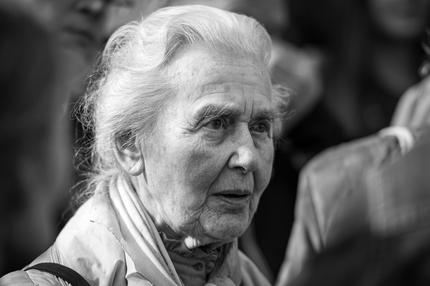 Rechtsextremismus: ARCHIV - Holocaustleugnerin Ursula Haverbeck-Wetzel, aufgenommen am 21.04.2015 vor der zum Gerichtssaal umfunktionierten Ritterakademie in Lüneburg (Niedersachsen). 70 Jahre nach Ende der Nazi-Diktatur steht der frühere SS-Mann Oskar Gröning in Lüneburg vor Gericht. Die Anklage wirft ihm Beihilfe zum Mord vor - in mindestens 300.000 Fällen. Foto: Philipp Schulze/dpa (zu: "Auschwitz-Komitee begrüßt Urteil gegen 87-jährige Holocaust-Leugnerin" vom 13.11.2015) +++ dpa-Bildfunk +++