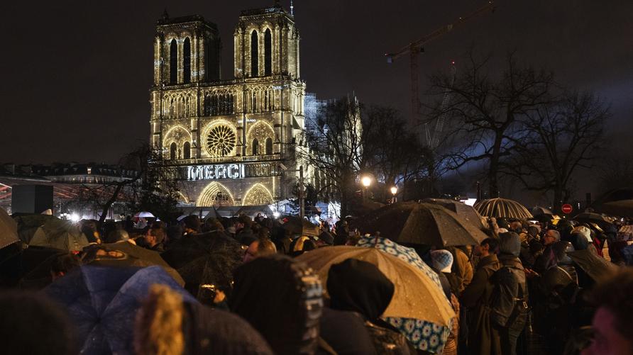 Paris: Zuschauerinnen und Zuschauer versammelten sich vor der Kathedrale, um der Wiedereröffnung von Notre-Dame beizuwohnen.