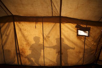 Menschenhandel: The shadows of children are seen on a tent as they play at a makeshift camp for migrants and refugees at the Greek-Macedonian border near the village of Idomeni, Greece, April 19, 2016.  REUTERS/Stoyan Nenov      TPX IMAGES OF THE DAY