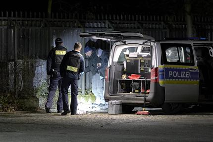 Explosion: Einsatzkräfte der Polizei untersuchen den Ort einer Explosion außerhalb eines Zauns an einem Polizeigelände in Berlin-Wittenau. Bei der Explosion eines unbekannten Gegenstandes am Zaun eines Polizeigeländes in Berlin-Wittenau sind am Abend ein Polizist und dessen Kollegin teils schwer verletzt worden. Service +++ dpa-Bildfunk +++ Aufnahmedatum 03.01.2025 Bildnachweis picture alliance/dpa | Michael Ukas Stadt Berlin