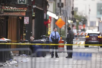 New Orleans: Rettungskräfte betreten den Tatort auf der Bourbon Street, nachdem ein Fahrzeug in eine Menschenmenge auf der Canal und Bourbon Street in New Orleans gefahren ist

Service
+++ dpa-Bildfunk +++

Aufnahmedatum
01.01.2025

Bildnachweis
picture alliance/dpa/AP | Gerald Herbert