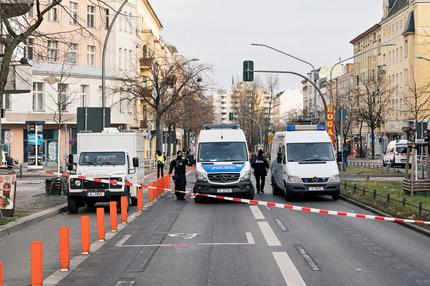 Gefährliche Böller: 01.01.2025,Neujahr,Berlin,Impressionen vom ersten Tag des Jahres 2025. Zahlreiche Fensterscheiben von Wohnhäusern sind durch Feuerwerkskörper zu Schaden gekommen. Bezirk Schöneberg Hauptstrasse/Belziger Strasse/ Vorbergstrasse