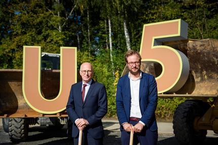 Peter Tschentscher (l, SPD), Erster Bürgermeister und Anjes Tjarks (Bündnis 90/Die Grünen), Senator für Verkehr und Mobilitätswende bein einem  feierlichen Spatenstich nach dem Baubeginn der neuen Hamburger U-Bahnlinie U5 (Archiv, September 2022).