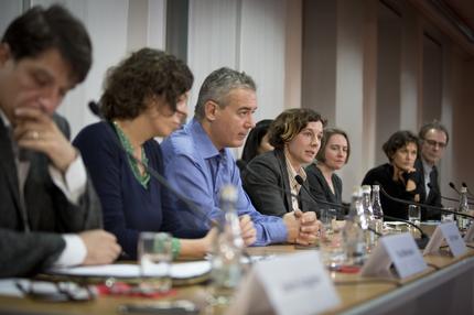 Protest gegen Totalüberwachung: Die Schriftsteller Juli Zeh und Ilija Trojanow während der Pressekonferenz zu ihrem Aufruf gegen Massenüberwachung in Berlin.